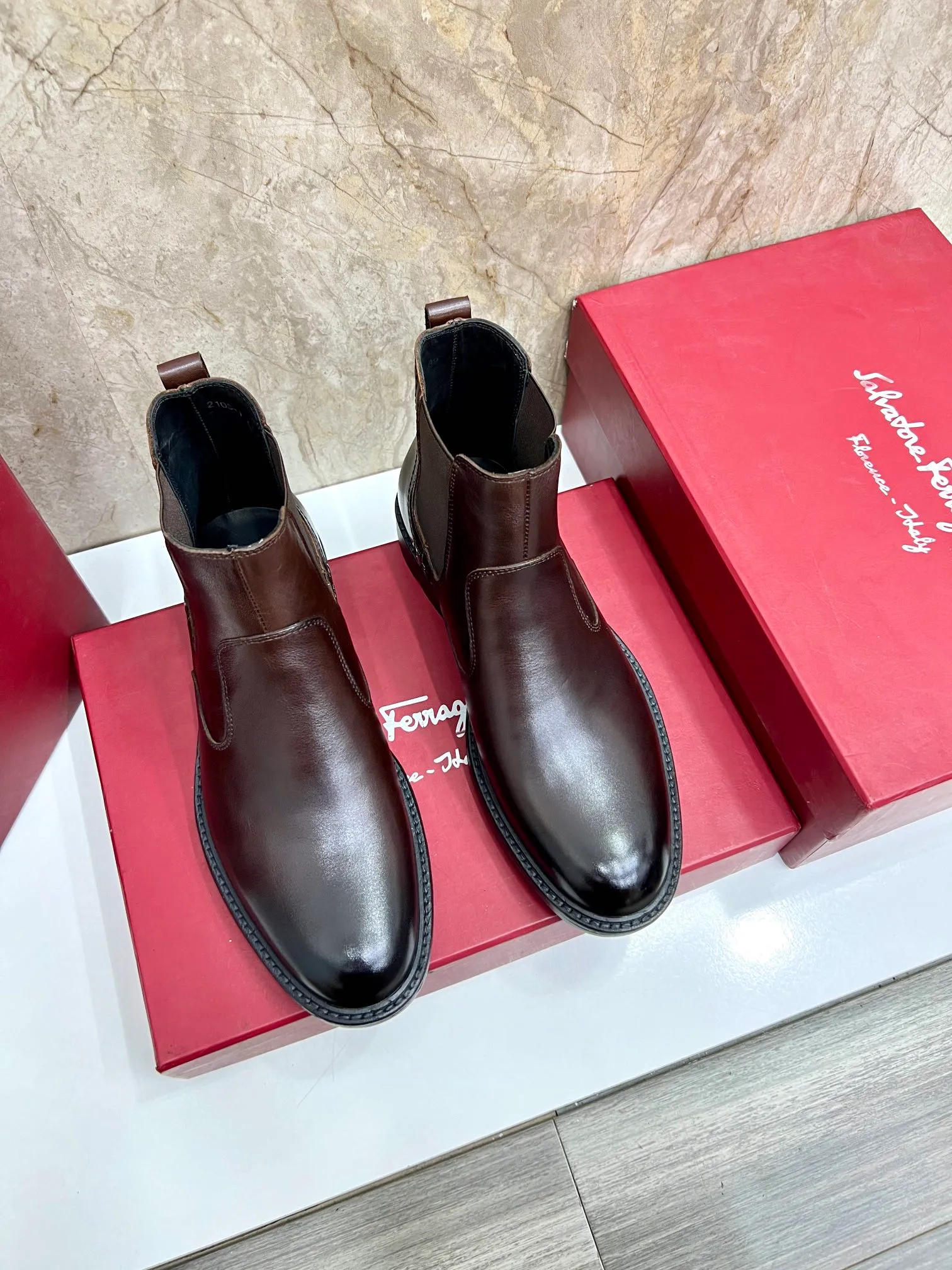 Original order quality: Men's shoes 💰700 Brand: Ferragamo (Ferragamo) One size larger: Men's size 38-44 (45 customized) Grade: Same style as the official website High-end men's shoes Material: Original cowhide, cowhide lining, original outsole Style category: Chelsea men's boots Fashion trend Color: Actual picture